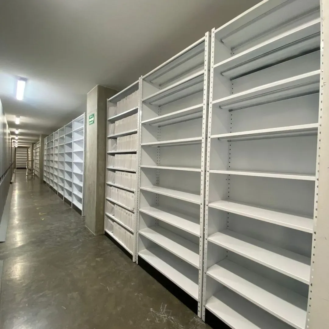 Estantería metálica de entrepaños regulables, recién instalada en el área de archivo