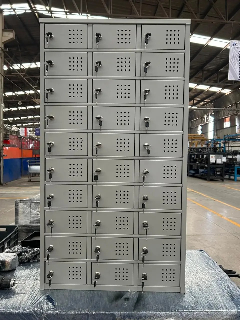 Locker de treinta puertas terminado, en la planta de fabricación