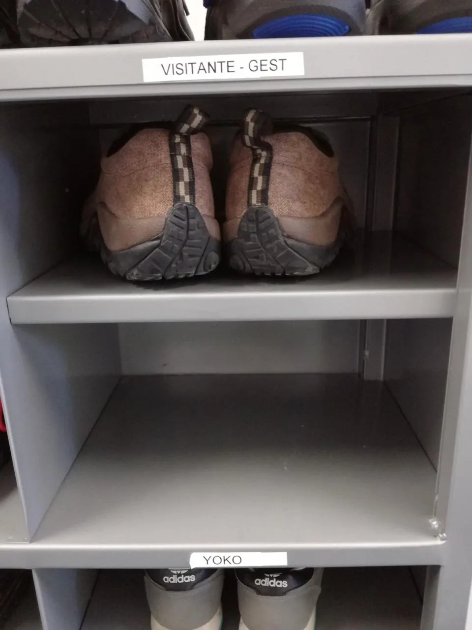 Detalle de un nicho de zapatera con etiqueta de visitante