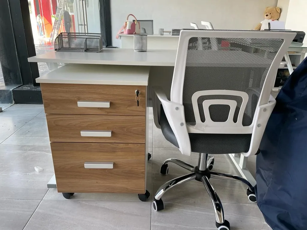 Escritorio con cajonera de tres gavetas con cerradura y silla operativa de malla