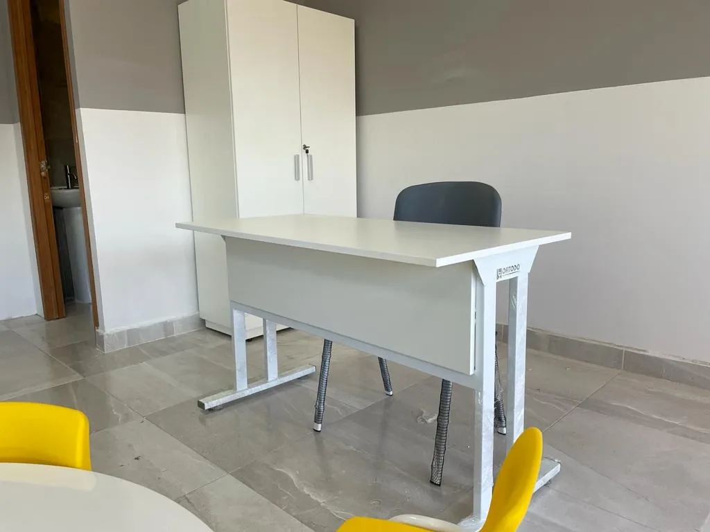 Mesa para profesor con faldón frontal y armario alto de dos puertas al fondo