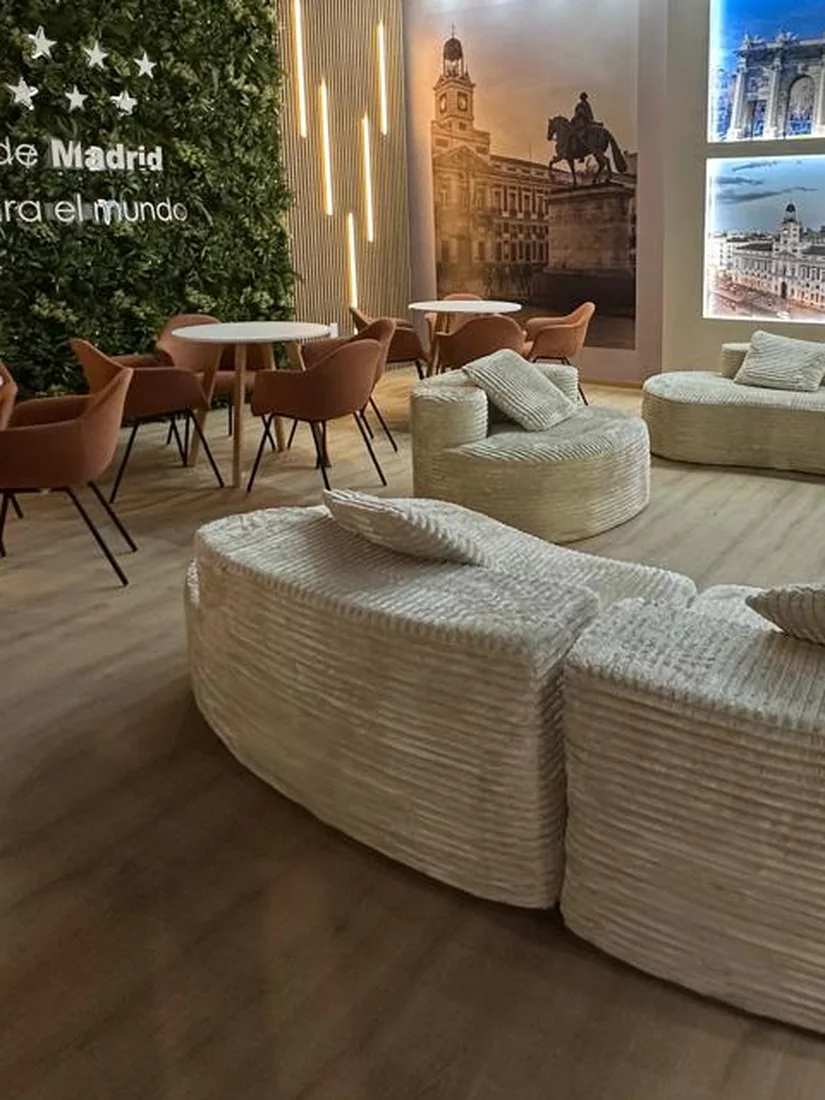 Sofás modulares y sillones tapizados por Ofitodo para el pabellón de la Comunidad de Madrid
