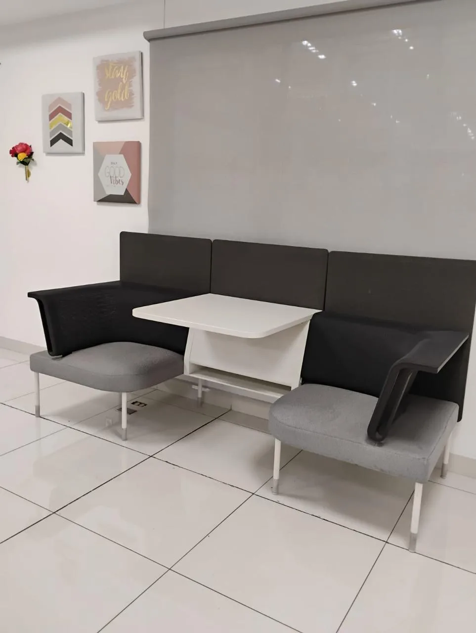 Sala de espera con bancas modulares tapizadas y mesa integrada