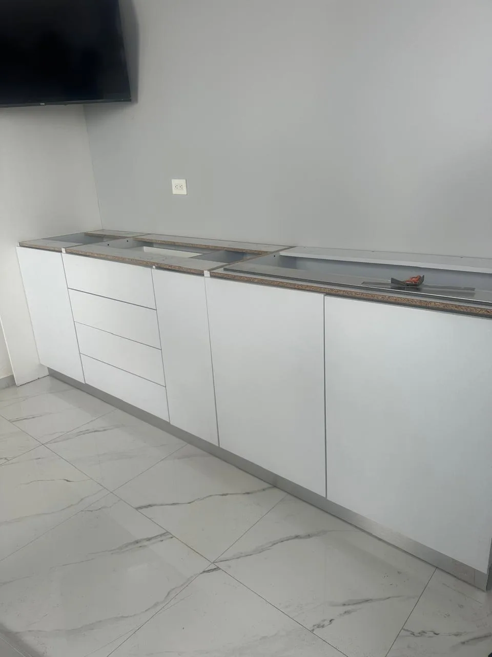 Gabinete corrido de piso con cubierta continua