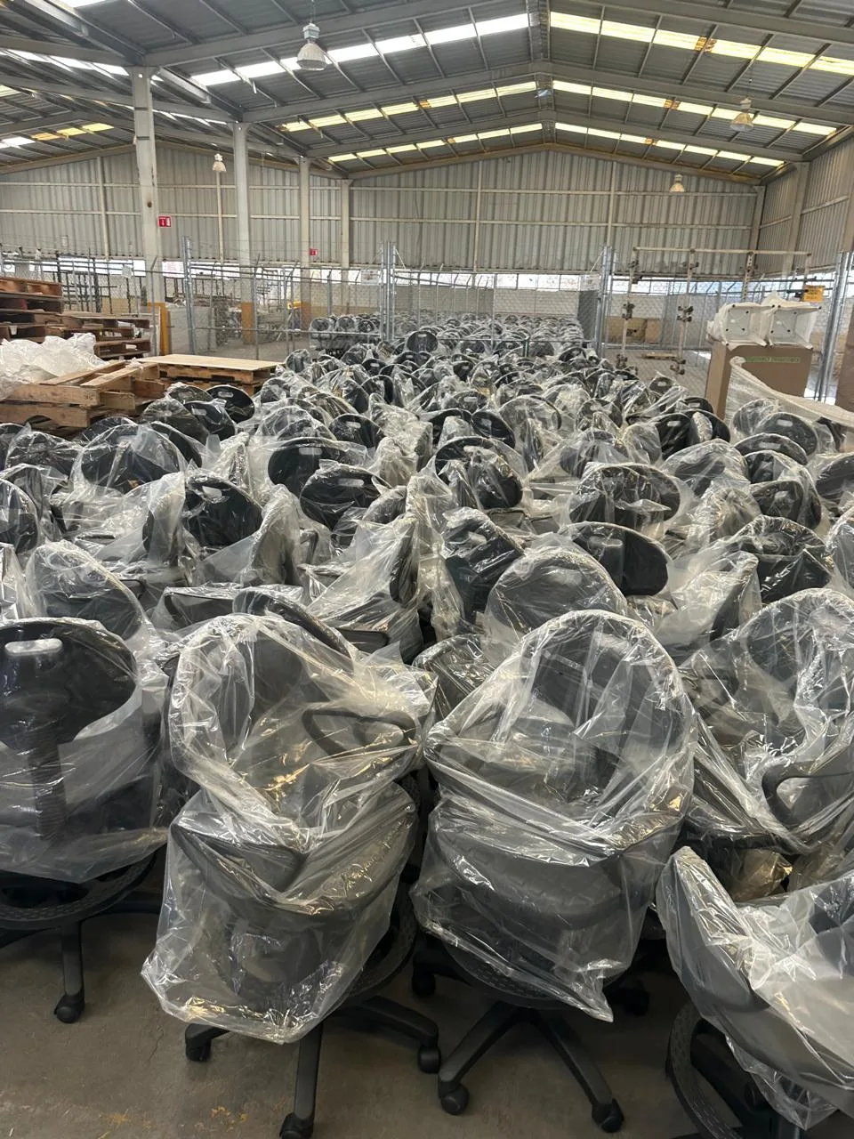Sillas embaladas en planta, listas para salir