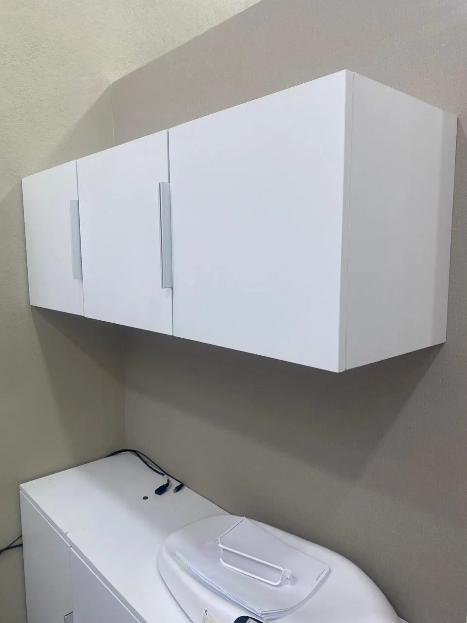 Gabinete alto de pared sobre mueble bajo de trabajo