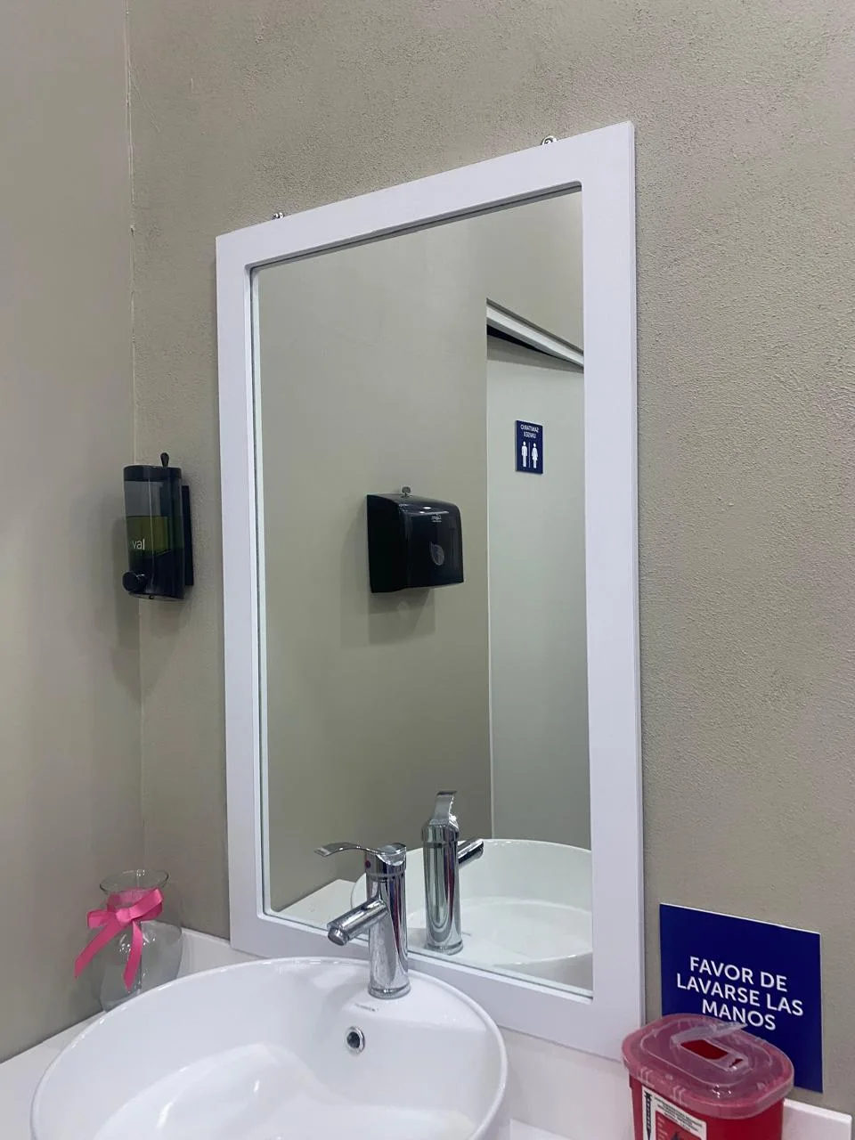 Mueble de lavabo con espejo enmarcado