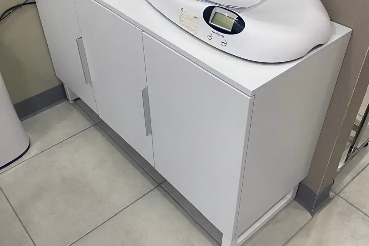 Mueble bajo de dos puertas — Farmacias del Ahorro