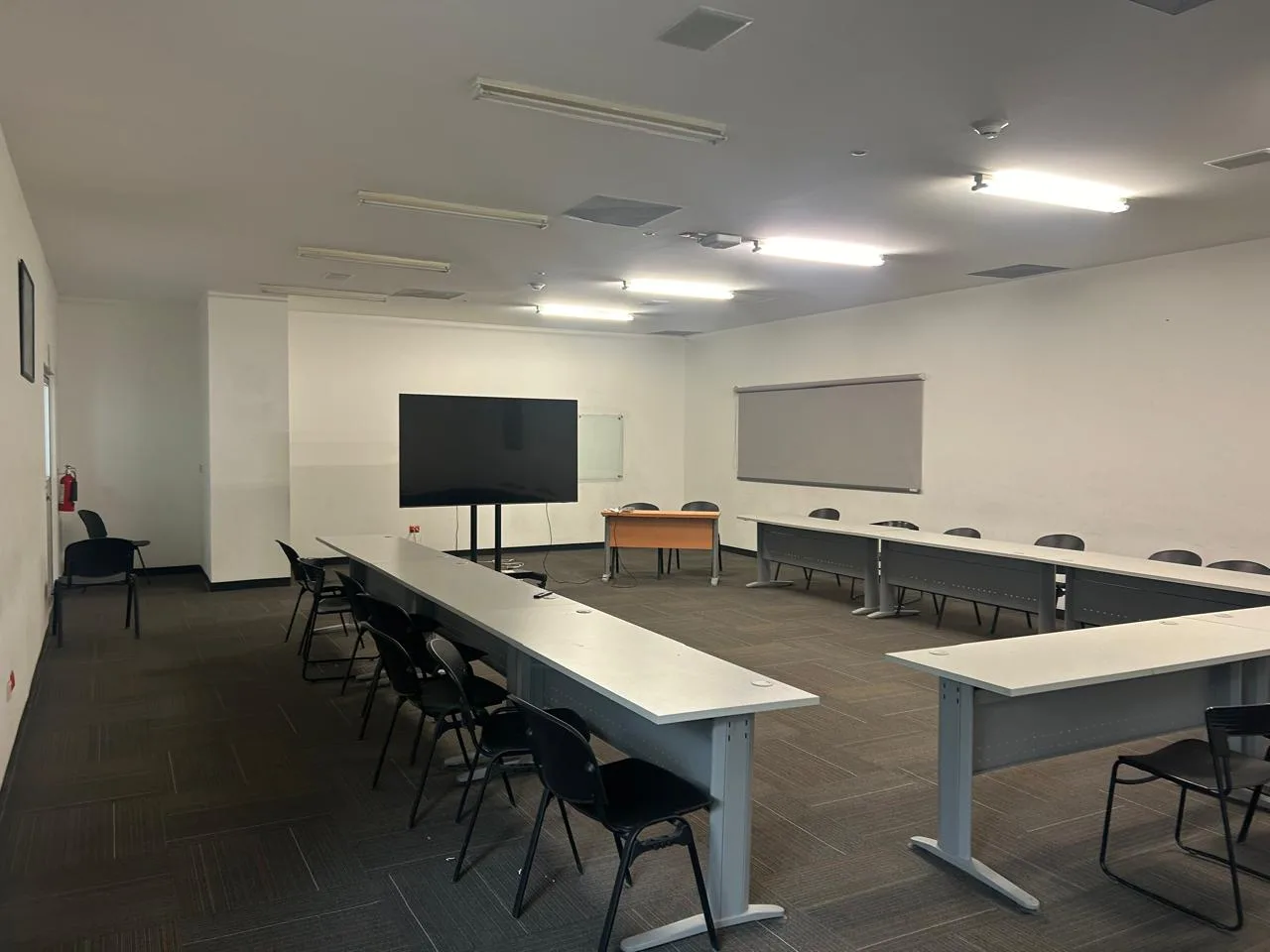 Sala de capacitación con mesas en U