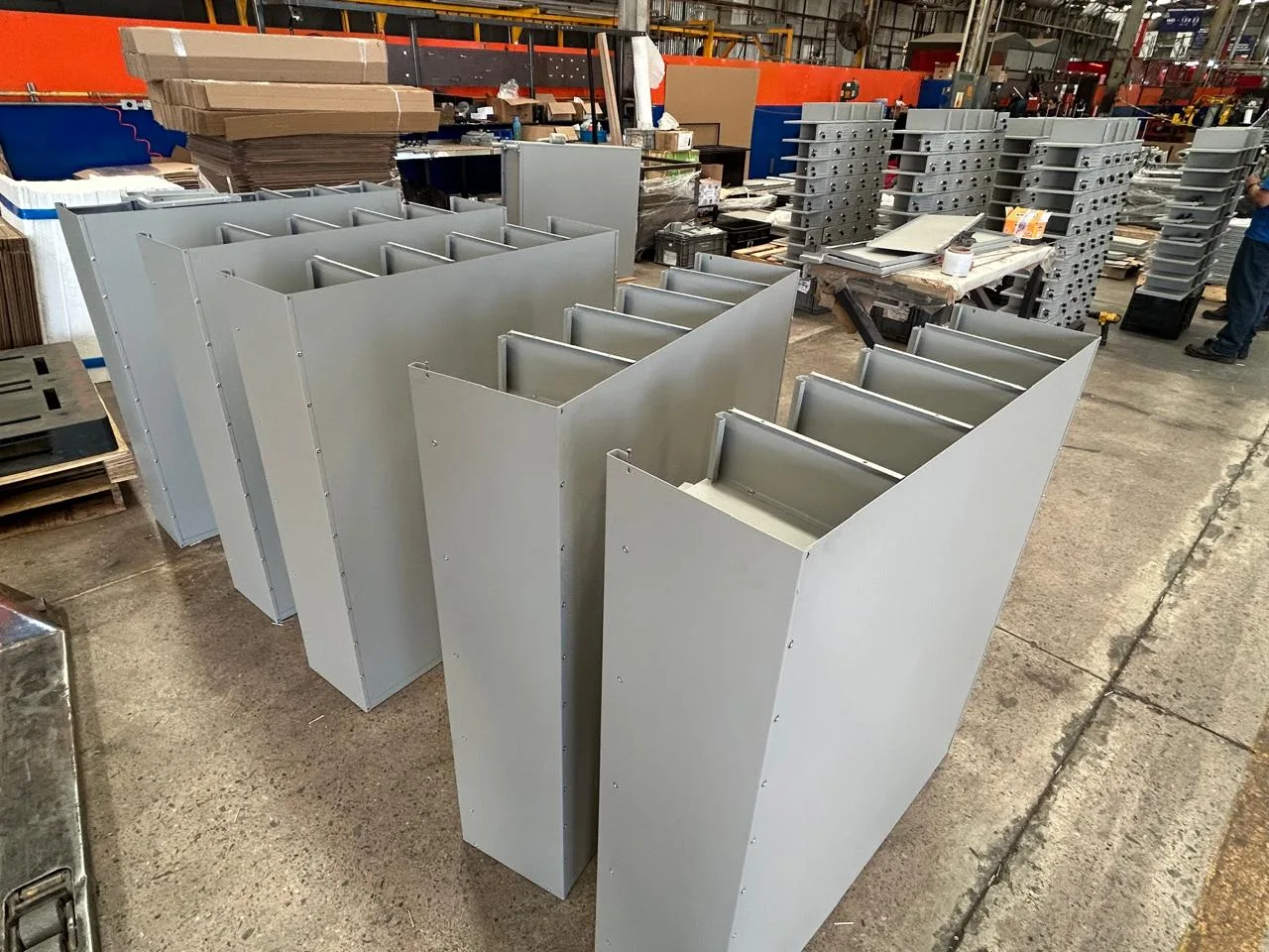 Cuerpos de locker en proceso de armado en la planta de Ofitodo