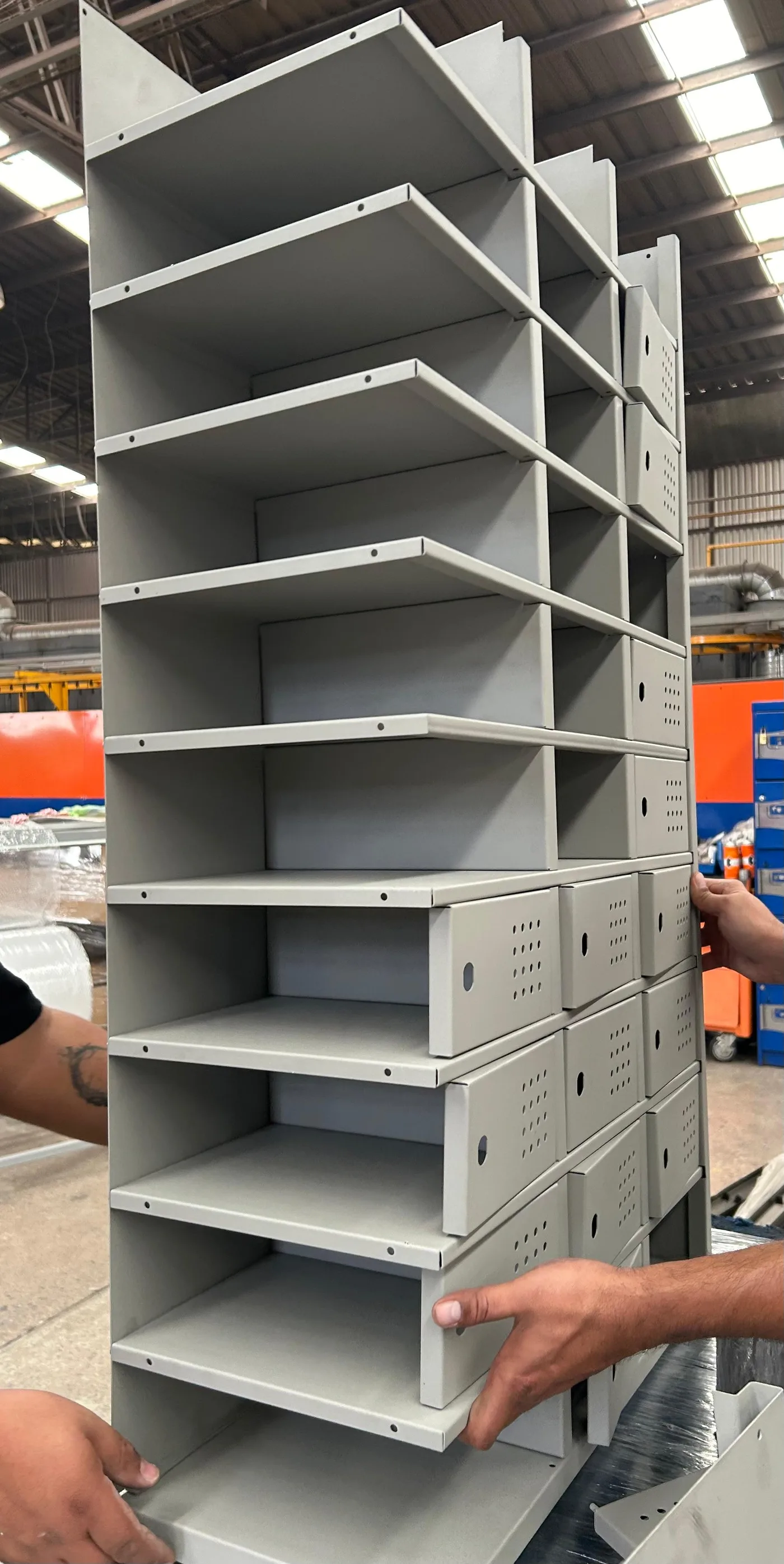 Entrepaños de locker durante el armado
