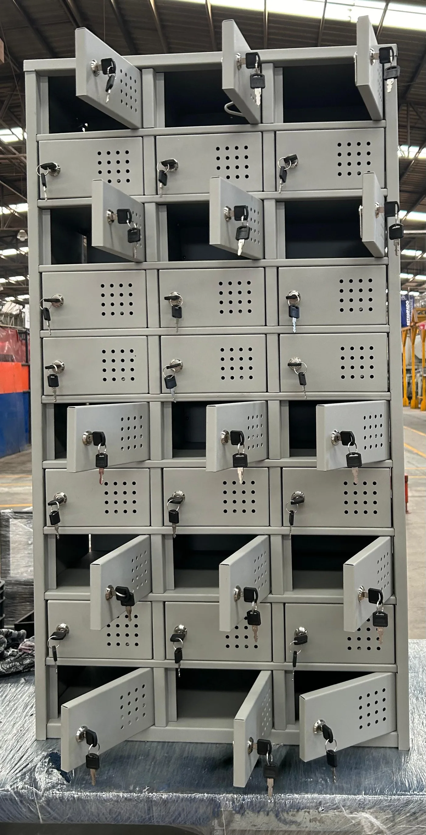 Frente de lockers con cerradura por puerta