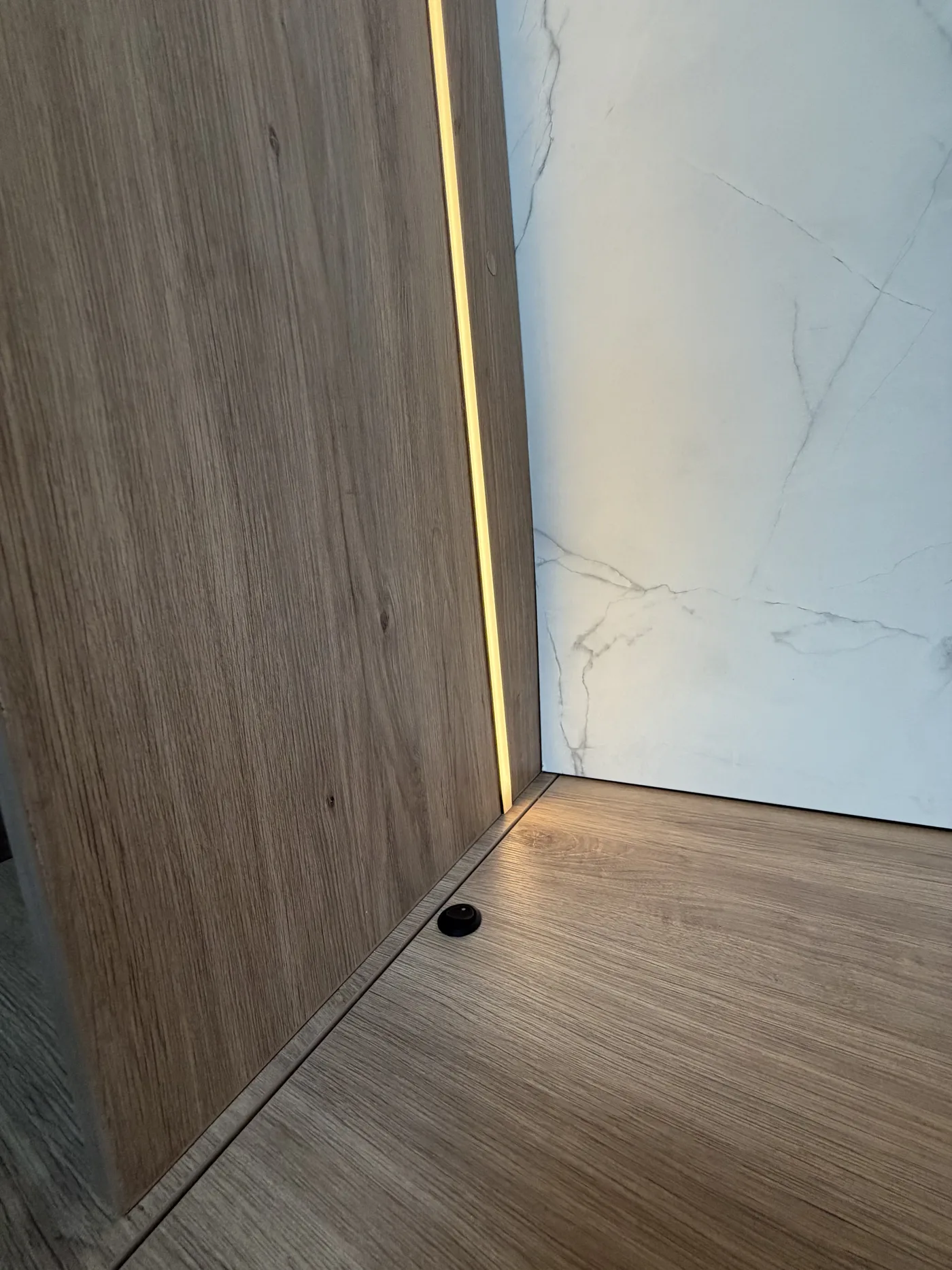 Detalle de carpintería: canto de madera con perfil de luz