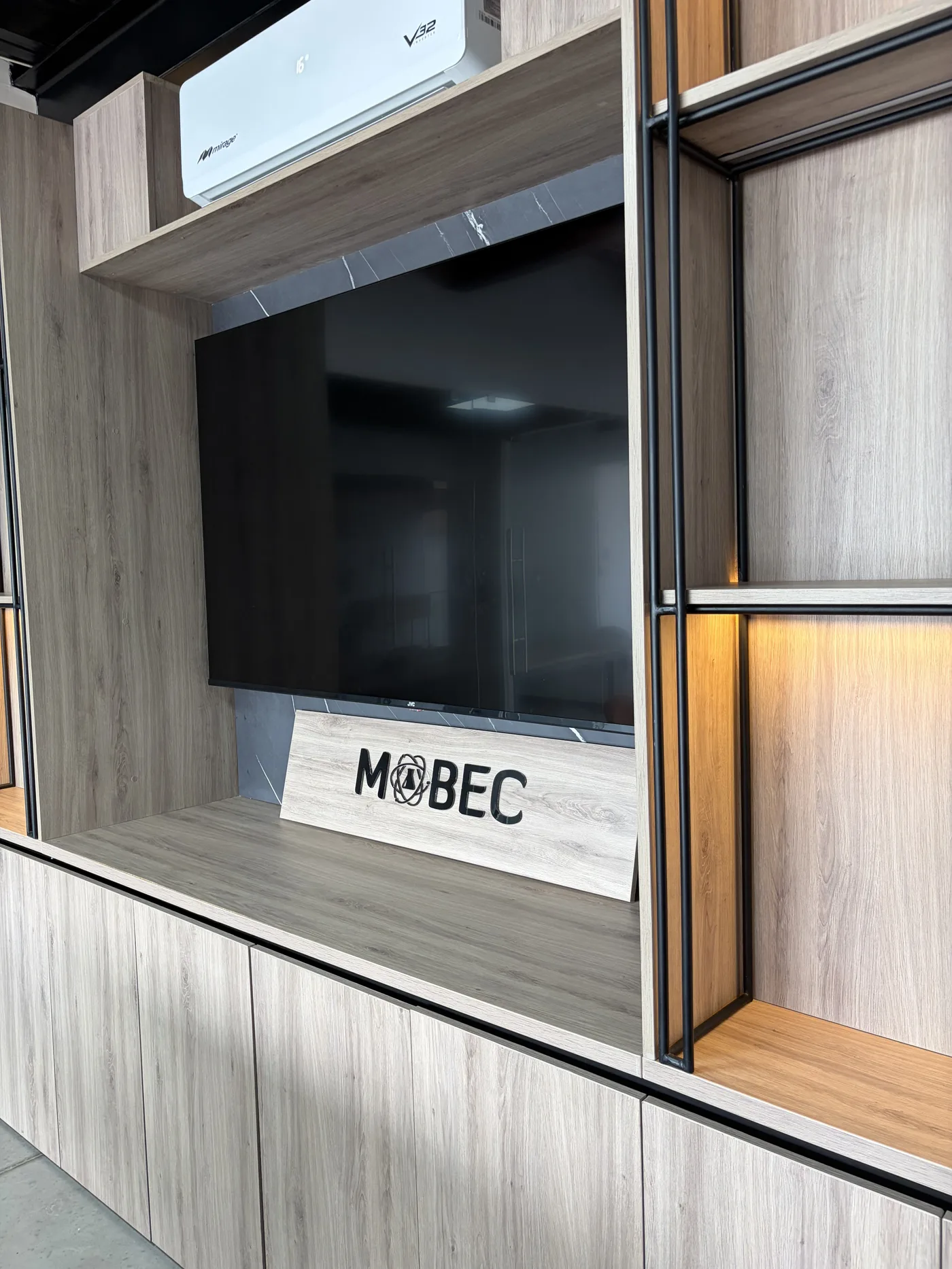 Mueble de pantalla integrado en la carpintería