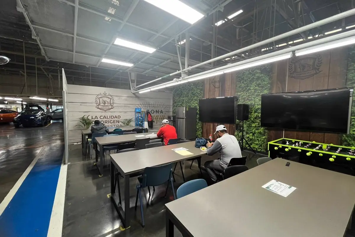 Área de comunicación dentro de la planta — Nissan