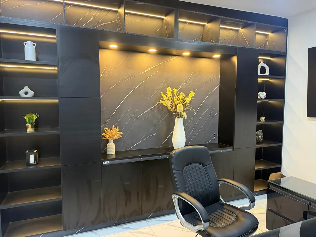 Mueble de guardado negro con repisas iluminadas