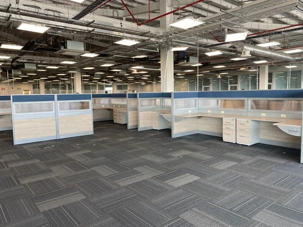 Piso completo de estaciones en planta abierta