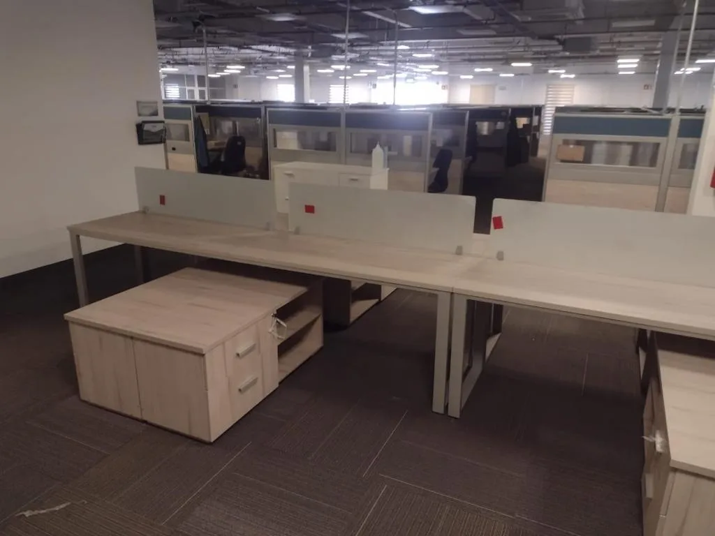 Estaciones tipo bench enfrentadas, con soporte para monitor