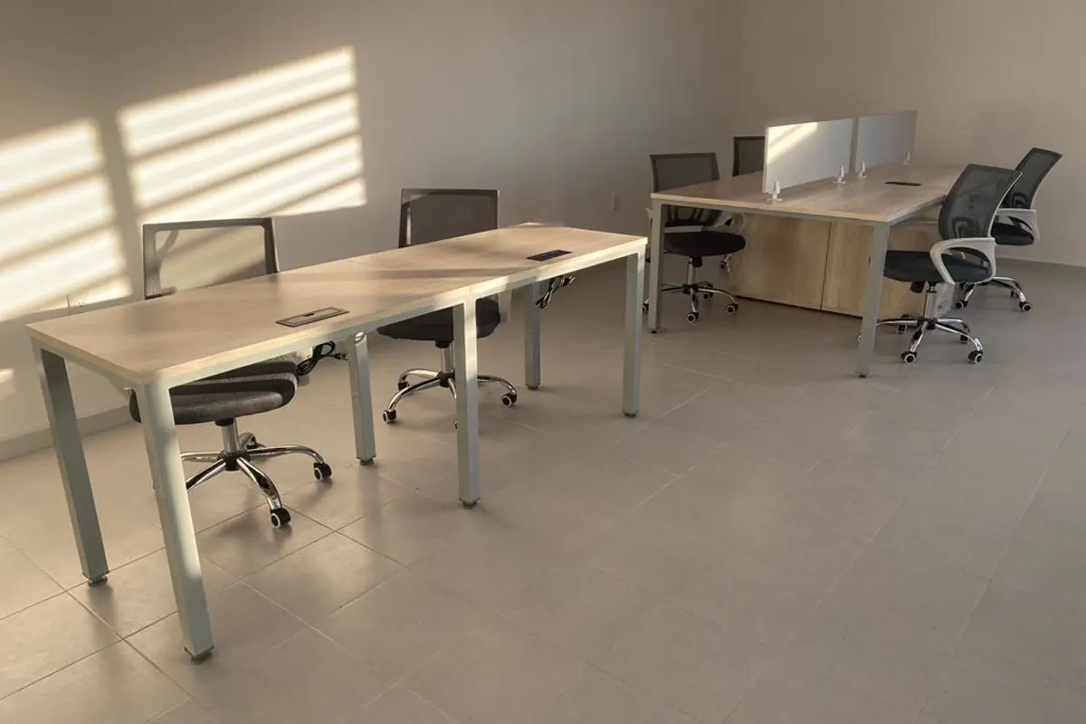 Mesas de trabajo en sala independiente — Sensata Technologies