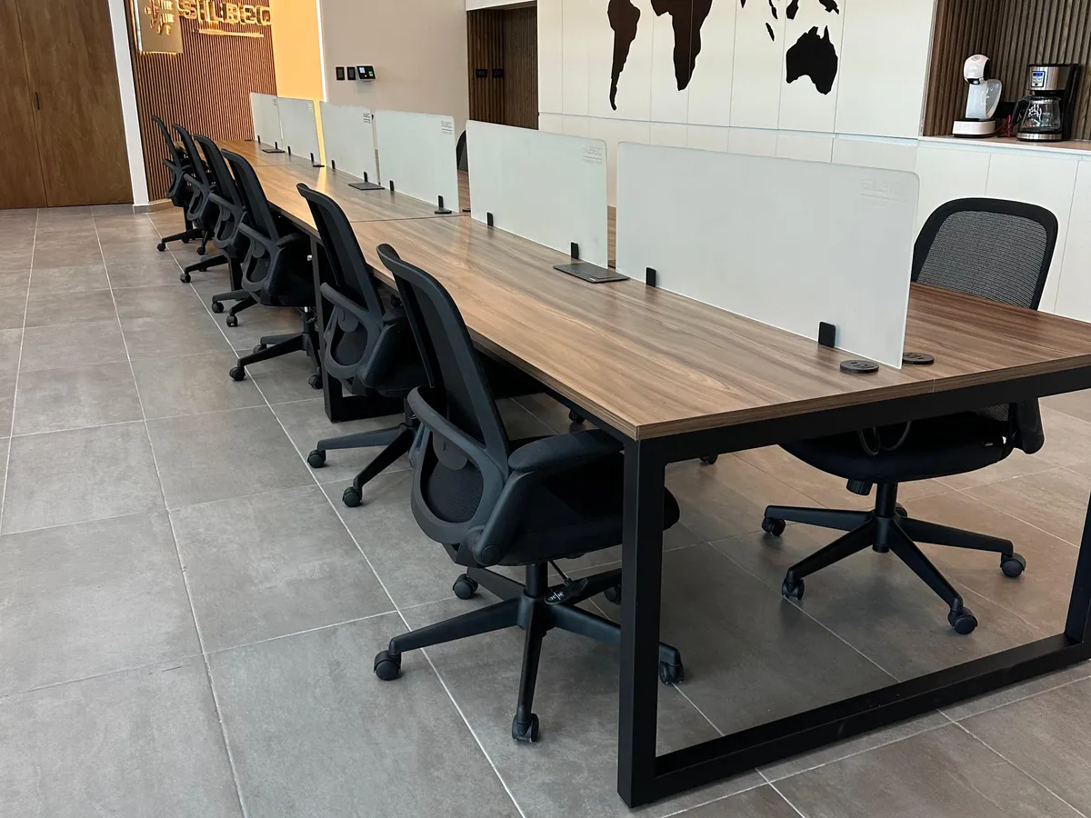 Estaciones de coworking con mampara — SILBEC