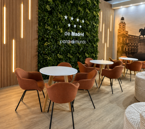 Stand de Madrid en la FNSM 2026 diseñado por OFITODO con mobiliario contemporáneo