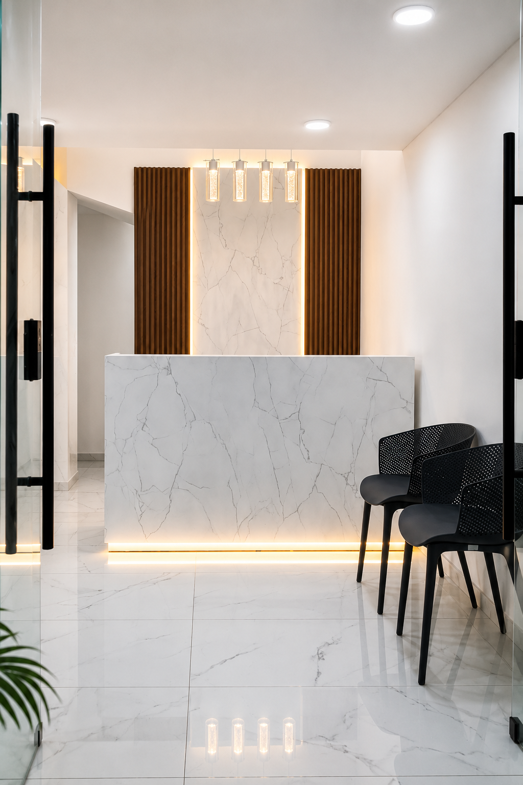 Recepción de consultorio médico con diseño moderno, mostrador en acabado tipo mármol, iluminación cálida y sillas de espera