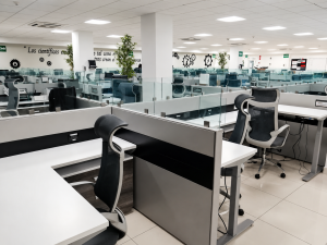 estaciones de trabajo para oficina con cubículos modernos y sillas ergonómicas.