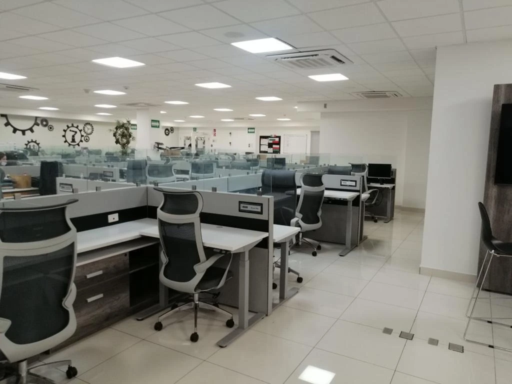 Mobiliario de oficina en Aguascalientes fabricado por Ofitodo, área de trabajo corporativa