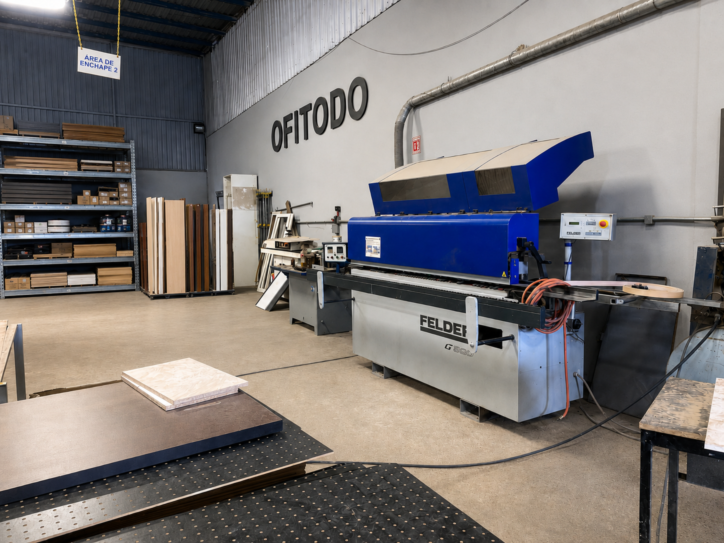 Taller de fabricación de mobiliario OFITODO con maquinaria industrial y área de producción organizada